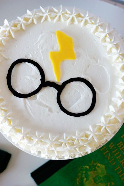 Harry Potter Ice Cream Cake Diy Harry Potter Cake Easy, Harry Potter Cake Ideas Easy, Harry Potter Ice Cream, Maroon Food, Easy Harry Potter Cake, Pastel Harry Potter, Hp Cake, Harry Potter Motto Party, Gateau Harry Potter