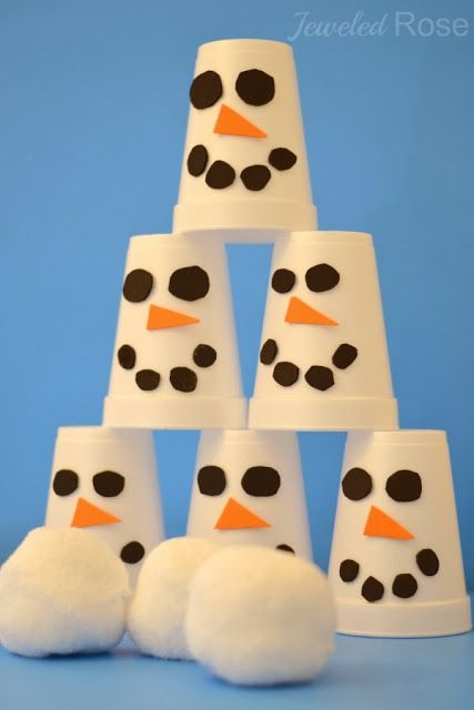 Snowman Slam Game - my kids have been having so much fun with this EASY TO MAKE game {Frugal fun for Winter} Schnee Party, Oppgaver For Barn, School Christmas Party, Snowman Party, Christmas Games For Kids, Kids Christmas Party, Winter Preschool, Winter Wonderland Party, Boredom Busters