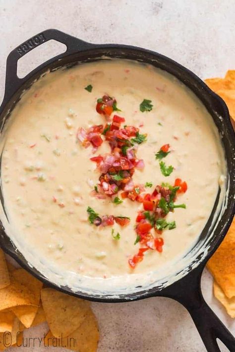 queso dip cooked in cast iron skillet with fresh pico de gallo garnish Easy White Queso Dip, Easy White Queso, White Queso Dip Recipe, Skillet Dip, Queso Dip Recipe, White Queso Dip, White Queso, Cream Cheese Recipes Dip, Chili Sauce Recipe