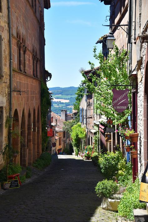 En juin 2020, Stéphane Bern annoncera en direct le village préféré des Français 2020. Avant de connaître l'heureux élu, des mini-reportages vous feront découvrir chacun des 14 concurrents de cette année. Eclairage sur un programme à succès et balade pré-déconfinement dans les plus villages de France lauréats de l'émission du célèbre présentateur télé. Gros plan sur les huit dernières « Miss France » des villages français, comme Stéphane Bern aime les qualifier. Europe Village, Andorra La Vella, Travel Visa, French Street, Visit France, Sky Garden, Paris Restaurants, Outdoor Market, Beaux Villages