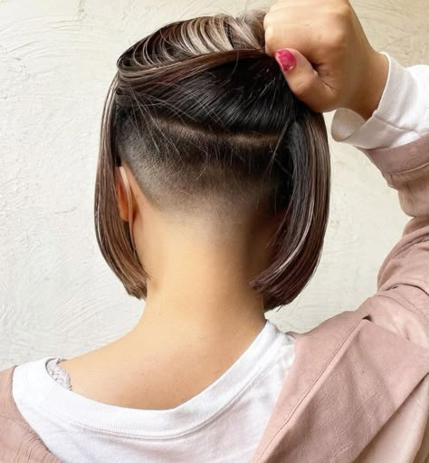 Undercut Bob for Thick Hair Shaved Bob, Undercut Hairstyles Women, Short Undercut, Undercut Bob, Undercut Designs, Undercut Long Hair, Undercut Styles, Nape Undercut, Shaved Undercut