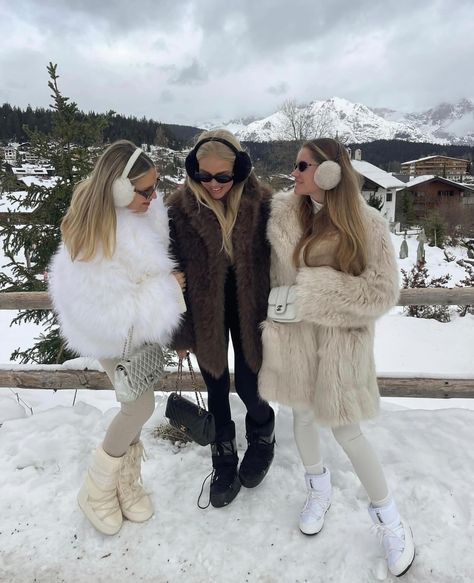 Instagram Aspen Outfit Winter, Girls Ski Trip, Faux Fur Coats Outfit, Vinter Mode Outfits, Ski Girls, Chalet Girl, January Outfits, Apres Ski Outfits, Coordinates Outfits