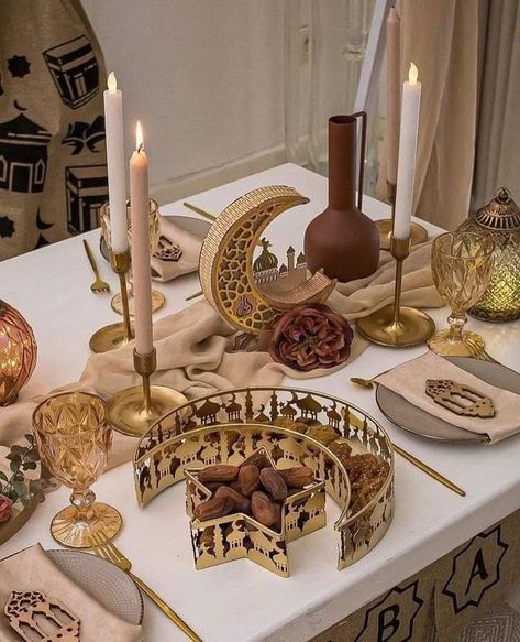 Iftar Table Setup, Eid Decoration Aesthetic, Modern Ramadan Decorations, Eid Home Decor, Eid Food Table Decoration, Ramadan Table Setup, Ramazan Decor Ideas, Ameen Party Ideas, Suhoor Aesthetic