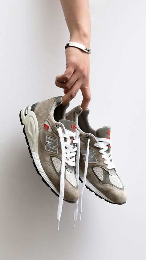 The 30th Anniversary of the New Balance 990v1 and v990v2 Made in the US are available now at all retail locations + online. Shop Now: https://feature.com/collections/new-balance New Balance 990 V2 Outfit Men, Logo Design Inspiration Sports, Streetwear Inspiration, New Balance Shoes, Sneaker Games, Retro Sneakers, Sneaker Shopping, Tennis Shoes, Logo Design Inspiration