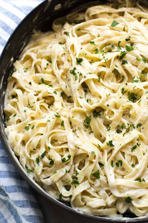 This is the creamiest dairy-free alfredo sauce and it only takes 10 minutes. Can be made vegan with vegetable broth. #alfredosauce #dairyfree #vegan @simplywhisked Dairy Free Fettuccine Alfredo, Dairy Free Alfredo, Dairy Free Alfredo Sauce, Cauliflower Alfredo Sauce, Make Alfredo Sauce, Vegan Alfredo Sauce, Vegan Alfredo, Dairy Free Pasta, Vegetarian Chicken