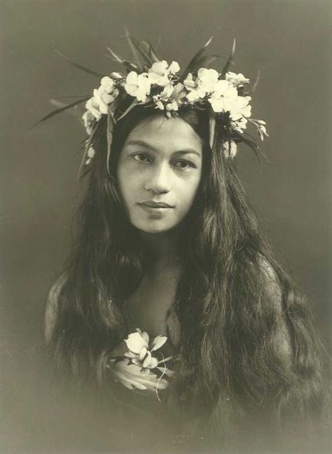 Hope You All Enjoy Another 25 Stunning Pictures of Random Woman From Around the World Mostly Well Over 100 Years Ago. - Imgur Tahiti Nui, Hawaiian Woman, Flowers In Her Hair, Hawaiian Art, Polynesian Culture, Vintage Hawaii, Foto Art, Vintage Portraits, Island Girl