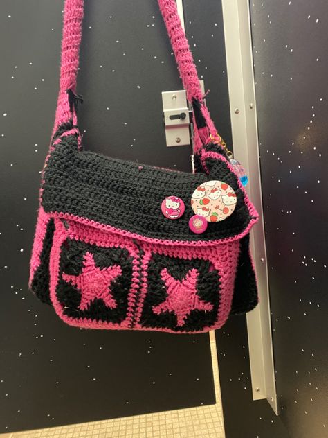 Ramona Flowers Bag Crochet, Crochet School Bag Aesthetic, Crochet Messenger Bag Aesthetic, Scene Crochet Ideas, School Bag Crochet, How To Crochet Tote Bag, Crochet For Room, Crochet Back To School, Crochet Goth Bag