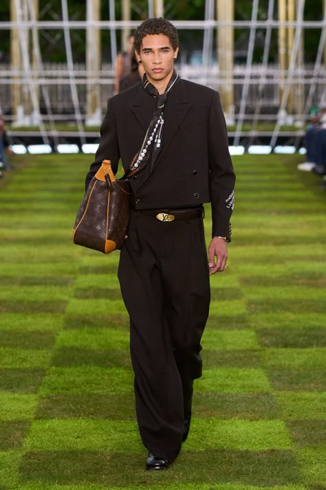 Louis Vuitton Spring 2025 Menswear https://www.vogue.com/fashion-shows/spring-2025-menswear/louis-vuitton/slideshow/collection#28 Hotel Blue Moon, Jimin Outfit, Outfits Moodboard, Louis Vuitton Menswear, Club Posters, Boyfriend Fashion, Cowboy Carter, Mens Runway, Louis Vuitton Collection