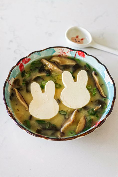 VEGAN BUNNY CHEF: Vegan Miso Soup with Authentic Japanese Method Vegan Japanese Food, Vegan Miso Soup, Japanese Miso Soup, Asian Food Photography, Miso Soup Recipe, Vegan Japanese, Sushi Lunch, Japanese Soup, Japanese Lunch