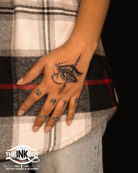 Eye Of Horus And Ra, Eye Of Ra Tattoo, Egyptian Eye Tattoos, Ankh Tattoo, Horus Tattoo, Cute Henna Designs, Egyptian Eye, Neck Tattoos Women, Eye Of Ra