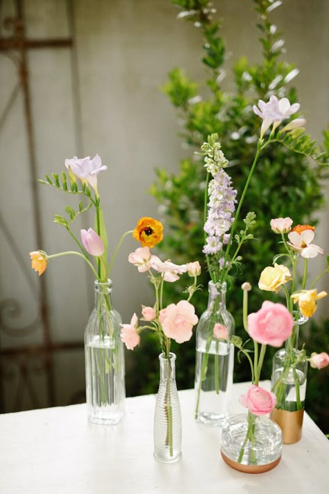 Bridal Shower Inspo, Deco Champetre, Garden Baby Showers, Wildflower Baby Shower, Baby In Bloom, Wedding Table Flowers, Baby Shower Flowers, Wedding Vases, Garden Party Wedding