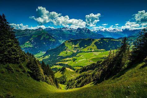 Photographer Matthew Szwedowski shows us the breathtaking landscape of the Swiss Alps with this stunning view from the top of Stanserhorn. 1920 Wallpaper, Wallpaper Mountain, Definition Wallpaper, Landscape Wallpapers, Photography Places, 2k Wallpaper, Best Nature Wallpapers, Wallpaper Landscape, Nature Background Images