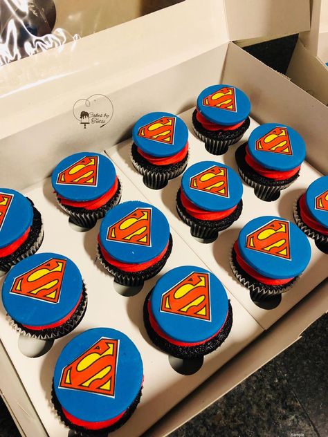 Superman Cupcakes Ideas, Bolo Do Superman, Boys Birthday Cakes Easy, Superman Birthday Cake, Superman Cupcakes, Superman Theme, Superman Cake, Superman Cakes, Superman Party