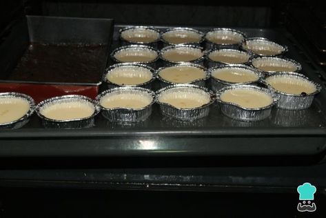 Receta de Flan de huevo en moldes individuales - Paso 7 Dessert In Cups, Yummy In My Tummy, Flan, Chocolates, Cheesecake, Muffins, Dessert