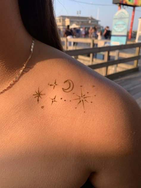 Cute Simple Henna Tattoos, Henna Designs Body Art, Blue Tattoo Brown Skin, Hannah Hand Designs, Small Henna Designs Wrist, Tan Line Tattoo, Star Mehendi Designs, Henna Designs Collar Bone, Henna Collar Bone