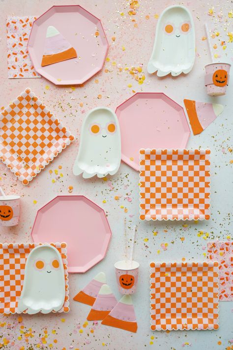 Set the cutest pink Halloween party table full of groovy ghosts and pastel candy corn! For more pink Halloween party ideas, check out the rest of our pink Halloween decor & partyware collection at bonjourfete.com Corn Cocktail, Pink Candy Corn, Pink Halloween Party, Ghouls Night, Halloween Party Table, Groovy Halloween, Ghost Party, Anna Lee, Halloween Party Ideas