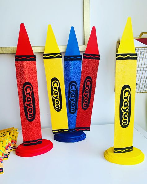 These Crayon Centerpiece are perfwct for a Crayola party. #crayola #crayolaparty #crayolapartyideas #crayonparty #crayonpartyideas Crayon Decorations, Crayola Party, Crayon Birthday Parties, Crayon Book, Alphabet Birthday, Crayon Crafts, Decoration For Ganpati, Twins 1st Birthdays, Crayola Crayons