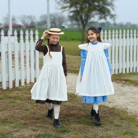 Little Women Costumes, 1880 Fashion, White Pinafore, Gothic Photography, Victorian Era Fashion, Girls Pinafore, Design Proposal, Victorian Blouse, Full Apron