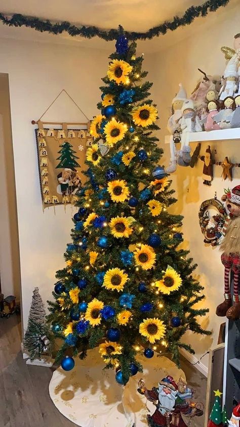 Sunflower Things, Sunflower Ideas, Fall Christmas Tree, Sunflower Tree, Sunflower Christmas, Season Tree, Sunflower Home Decor, Christmas Tress, Christmas Tree Decorating Themes