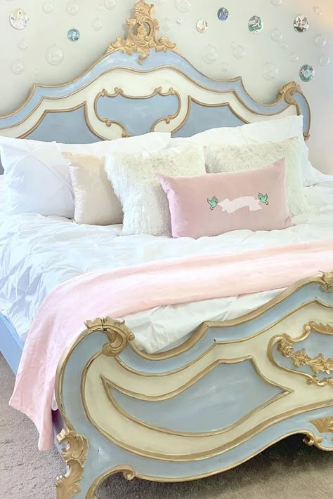 Disney Interior, Cinderella Bedroom, Cinderella Nursery, Disney Room Ideas, Cinderella Room, Beauty And The Beast Bedroom, Themed Hotel Rooms, Disney Themed Rooms, Disney Princess Room