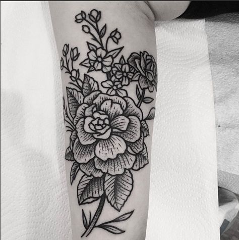 Bouquet Tattoo Traditional, Line Art Tattoo, Wrist Tattoo Designs, Bouquet Tattoo, Black And White Flower, Tattoo Traditional, Line Art Tattoos, Tattoo Feminina, Wrist Tattoo