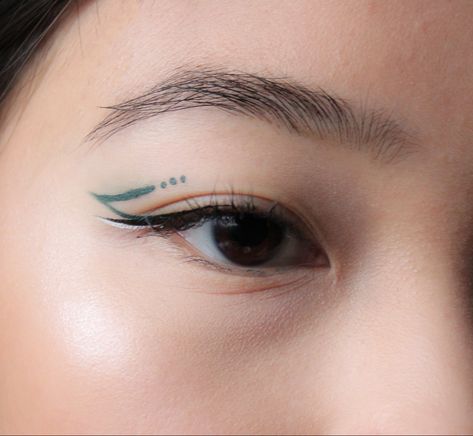 Green Eyepencil Makeup, Subtle Graphic Liner, Dark Green Eyeliner, Green Graphic Eyeliner, White Eyeliner Ideas, Fun Eye Makeup, Black And White Eyeliner, Graphic Liner Ideas, Eagles Superbowl