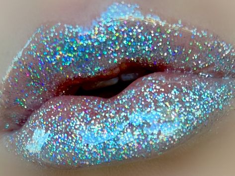 Galaxy Makeup Looks, Glittery Aesthetic, Weird Makeup, Stars Makeup, Lipstick Ideas, Dragon Makeup, Glitter Lip, Blue Lipstick, Glitter Lip Gloss