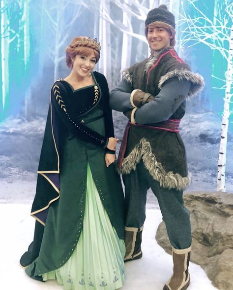 Frozen cosplays Kristoff And Anna Costume, Disney Couple Cosplay, Anna And Kristoff Costume, Prince And Princess Costume, Family Disneybound, Kristoff Cosplay, Princess Training, Kristoff Costume, Disney Christmas Parade