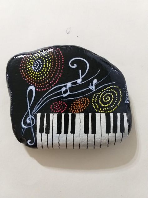 Music Painted Rocks, Acrylic Painting Rocks, Mandela Rock Painting, Rock Crafts Diy, Stone Pictures Pebble Art, Mosaic Rocks, Garden Rock Art, Diy Rock Art, Stone Art Painting