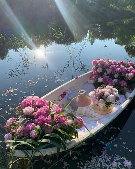 Boat With Flowers, Shab Yalda Decoration, Portland Wedding Venues, Dream Proposal, Picnic Engagement, Flower Arrangements Simple, Beautiful Bouquet Of Flowers, Inner World, Aesthetic Images