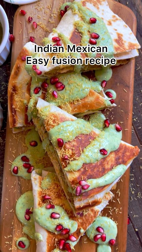 #HomemadeJerkyandMeatSnacks Fusion Chaat, Veg Starter Recipes, Samosa Chaat, Crunch Wrap, Mexican Recipe, Breakfast Recipes Indian, Vegetarian Fast Food, Chaat Recipe, Vegetarian Snacks Recipes