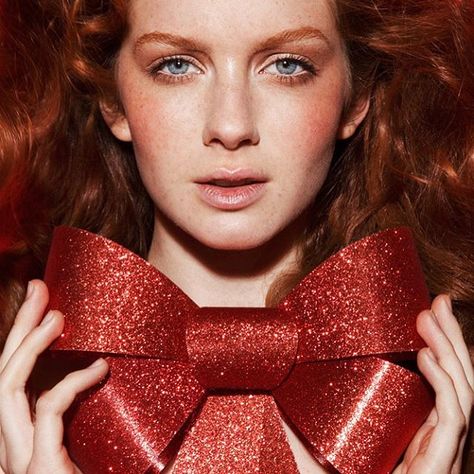 Monday inspiration 🎀 By Jamie Nelson for Elle Russia 💝 #RAinspiration #editorialmakeup #makeup #lios #red #redhead @jamienelson6 Christmas Fashion Photography, Christmas Editorial, Jamie Nelson, Christmas Poses, Xmas Fashion, Holiday Portraits, Holiday Photoshoot, Monday Inspiration, Christmas Portraits