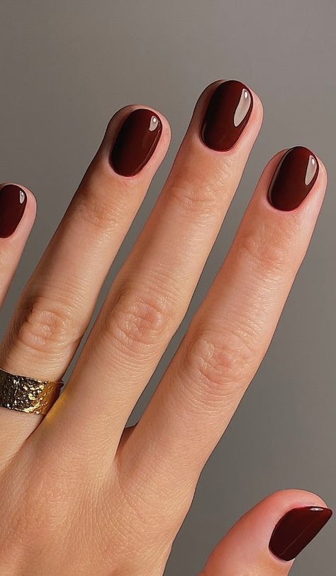 Kurze Nägel: Die stilvollsten Nagellack-Trends für den Sommer 2024 Nail Inspo Pale Skin, Short Nails Winter 2024, Nail Polish Winter, Witchy Nails, Nagellack Trends, Super Cute Nails, Casual Nails, Pretty Gel Nails, Soft Nails