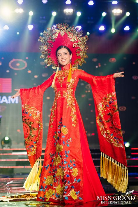 Here are the Best Top 3 National Costumes from Miss Grand International. Miss Grand International 2017 pageant is currently happening in Vietnam. Miss Grand Vietnam Miss Universe National Costume, Vietnam Wedding, Vietnamese Fashion, Miss Pageant, Pageant Costumes, Vietnamese Clothing, Miss Vietnam, Vietnamese Traditional Dress, Vietnamese Dress