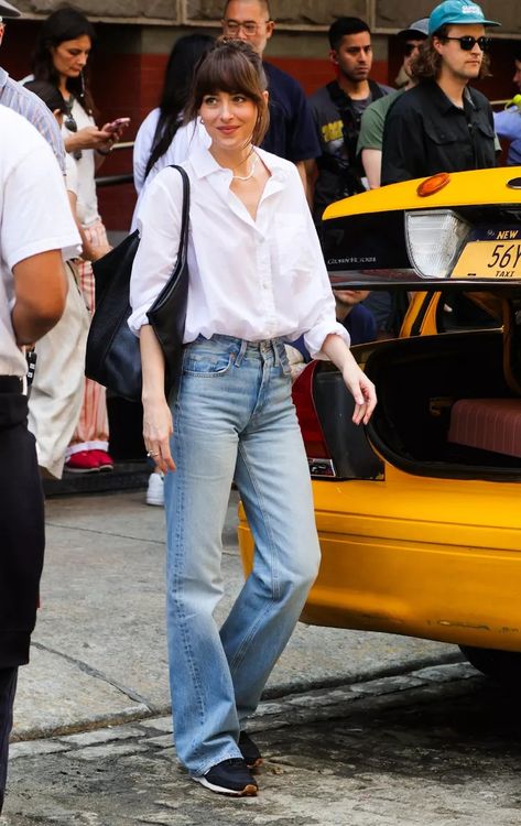 Dakota Johnson Wore Model-Approved Sneakers With Flattering Throwback Jeans Dakota Johnson Street Style, Dakota Style, Dakota Johnson Style, Flattering Pants, Looks Street Style, Mode Ootd, Celebrity Street Style, Dakota Johnson, 가을 패션