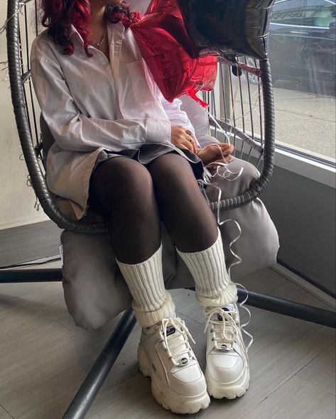 Chunky Filas Outfits, Puffy Shoes Outfit, Buffalo Platform Sneakers Outfit, Styling Buffalo Shoes, Buffalo White Shoes, White Platforms Outfit, Chunky Platform Sneakers Outfit, Chunky Platform Shoes Outfit, All White Alt Outfit