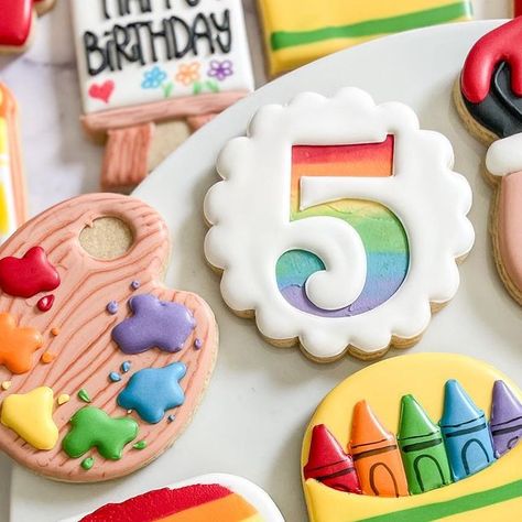 Butter Bar Bakery ~ Elana on Instagram: "The most colorful birthday ever! Bella is a sweet art loving 5 year old and hopefully these fun art cookies will inspire her to add cookie decorating to her artist pursuits! From the little marker candles to the crayon banner, I’m so in love with this set! 🖍️🎨👩‍🎨  #artcookies #birthdaycookies #crayoncookies #markercookies #schoolcookies #decoratedcookies #decoratedsugarcookies #cookiedecorating #cookies #cookiesofinstagram #sugarcookiemarketing #sugarcookies #sugarcookiesofinstagram #aberdeennc #southernpinesnc #southernpines #pinehurst #pinehurstnc #sandhillsnc #moorecounty #moorecountync #togetherwearemoore #butterbarbakery #milspouseowned #milspousebaker #milspousebusiness #shoplocalmoorecounty" Art Cookies, Barbie Party Decorations, Theme Cookies, Butter Bar, Sweet Art, Colorful Birthday, Birthday Name, Cookies Decorated, Barbie Party