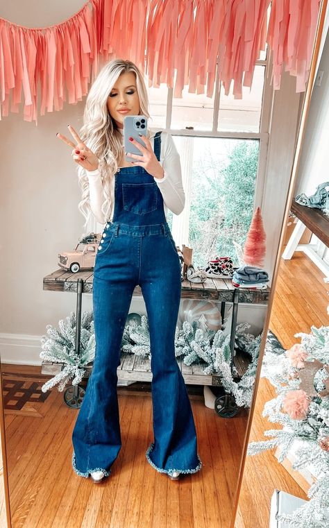 Blue Jean Jumpsuit Outfits, Jean Jumpsuit Outfit, Overalls Outfit Fall, Flare Overalls, Flare Jean Outfit, Casual Country Outfits, Senior Overalls, Overalls Outfit, Classic Corvette