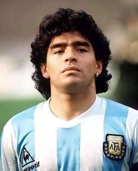 MAX SPORTS: PICTURES OF A SOCCER LEGEND | DIEGO ARMANDO MARADONA Messi Soccer, Johan Cruyff, Best Football Players, Football Images, Finance Blog, Soccer Stars, National Football Teams, Streetwear Sneakers, Sports Pictures