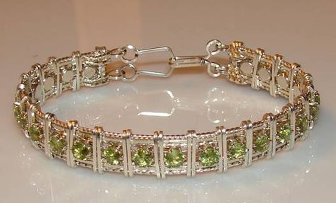 Tennis Bracelet by Bonnie Triola, a Free Jewelry Pattern from WireJewelry.com Bead Patterns Free, Wrap Bracelet Tutorial, Wire Crystal, Crystal Wrap, Wire Jewelry Patterns, Wire Wrapped Jewelry Diy, Wire Jewelry Making, Wire Wrapped Jewelry Tutorials, Wire Jewelry Tutorial