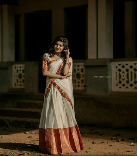 Set Half Saree Kerala, Traditional Dhavani Designs, Half Saree Designs Simple, Dhavani Designs, Traditional Half Saree Designs, Kerala Engagement Dress, Onam Outfits, Kerala Saree Blouse Designs, South Indian Bride Saree