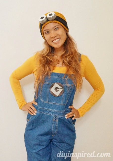 Last Minute Adult Minion Costume {DIY Halloween Costume} Adult Minion Costume, Diy Minion Costume, Adult Costumes Diy, College Halloween Costume Ideas, Last Minute Kostüm, Costumes Faciles, College Halloween Costume, Best Diy Halloween Costumes, Minion Costume