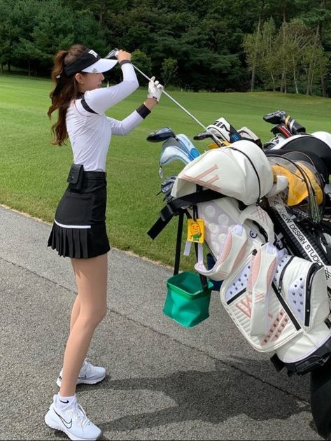 Golf Aesthetic Outfit, Caddy Girls, Cute Golf Outfits, Country Club Aesthetic, Pinterest Cute, Cute Golf Outfit, Cute Golf, Golf Girl, Outfit Nike