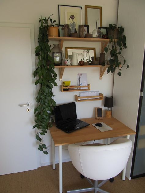 Yes, You Can Fit A Home Office Into Your Tiny Home Bedroom Desk Decor, Tiny Home Office, Small Space Bedroom, Small Home Offices, Office Designs, Dekorasi Kamar Tidur, Bedroom Desk, Small Home Office, Home Office Space