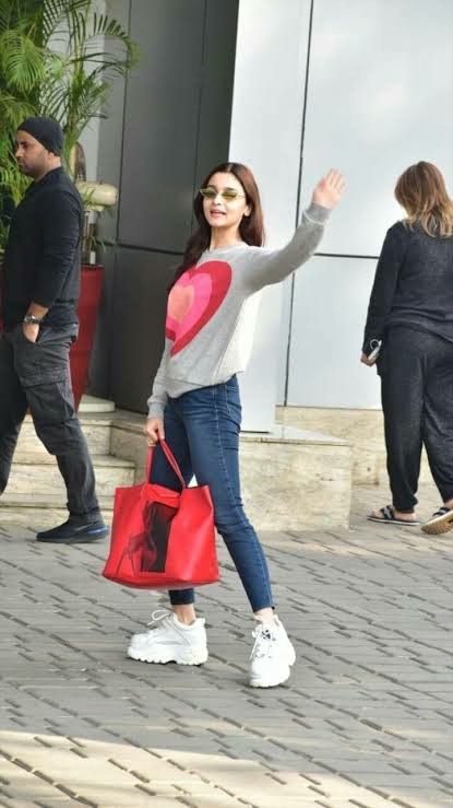 The cutest street style look by Alia Bhatt Shirt And Jeans Women, Airport Outfits, Celebrity Casual Outfits, Western Wear Outfits, Bollywood Outfits, Casual College Outfits, Casual Day Outfits, Anushka Sharma, Quick Outfits