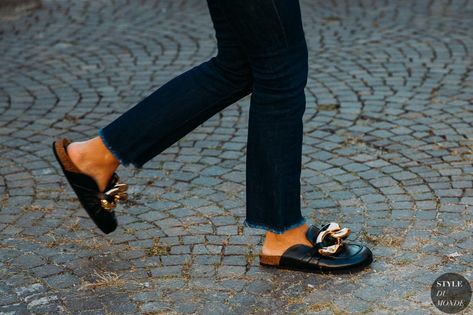 Milan SS 2021 Street Style - STYLE DU MONDE | Street Style Street Fashion Photos Mule Outfits Women, Chain Bag Outfit, Mules Street Style, Loafers Street Style, Mule Outfit, Mules Outfit, Clogs Outfit, Loafers Outfit, Reportage Photography