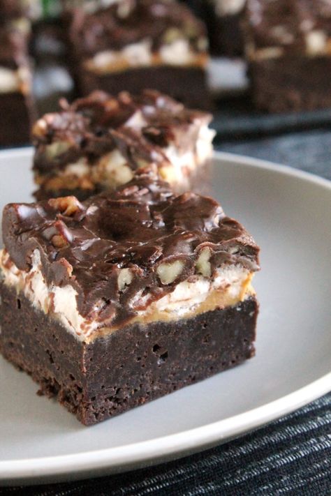 Peanut Butter Mississippi Mud Brownies 4 Mud Pie Brownies, Brownie Mix Ideas, Mississippi Mud Brownies, Mud Brownies, Fancy Deserts, One Bowl Brownies, Brownie Mix Recipes, Mississippi Mud Cake, Mississippi Mud Pie