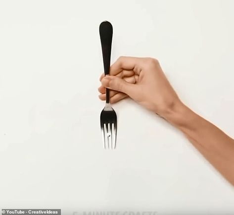 This fork hack will make sure that you never struggle with hanging a picture frame Hacks For Hanging Pictures, Hang Picture Hack, Hanging Pictures Hack, Tricks For Hanging Pictures, Hanging A Picture Hack, Hack For Hanging Pictures, Hang A Picture Hack, Easy Picture Hanging Hacks, How To Hang A Picture With Two Hooks