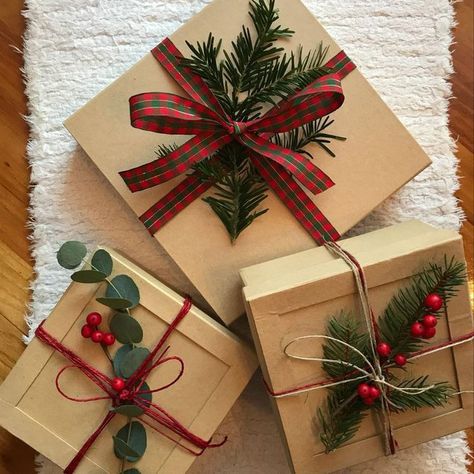 Christmas Gifts Packing Ideas, Red And White Gift Wrapping Ideas, Giftwrap Ideas Christmas, Aesthetic Gift Wrapping Ideas, Aesthetic Gift Wrapping, Gifts For Best Friend Christmas, Gifting Aesthetic, Christmas Gifts For Best Friend, Giftwrap Ideas