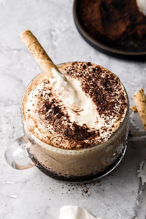 Tiramisu Latte Tiramisu Latte, Macchiato Recipe, Single Serve Coffee Maker, Sweet Coffee, Single Serve Coffee, Coffee Drink Recipes, Latte Recipe, Coffee Dessert, Fresh Coffee